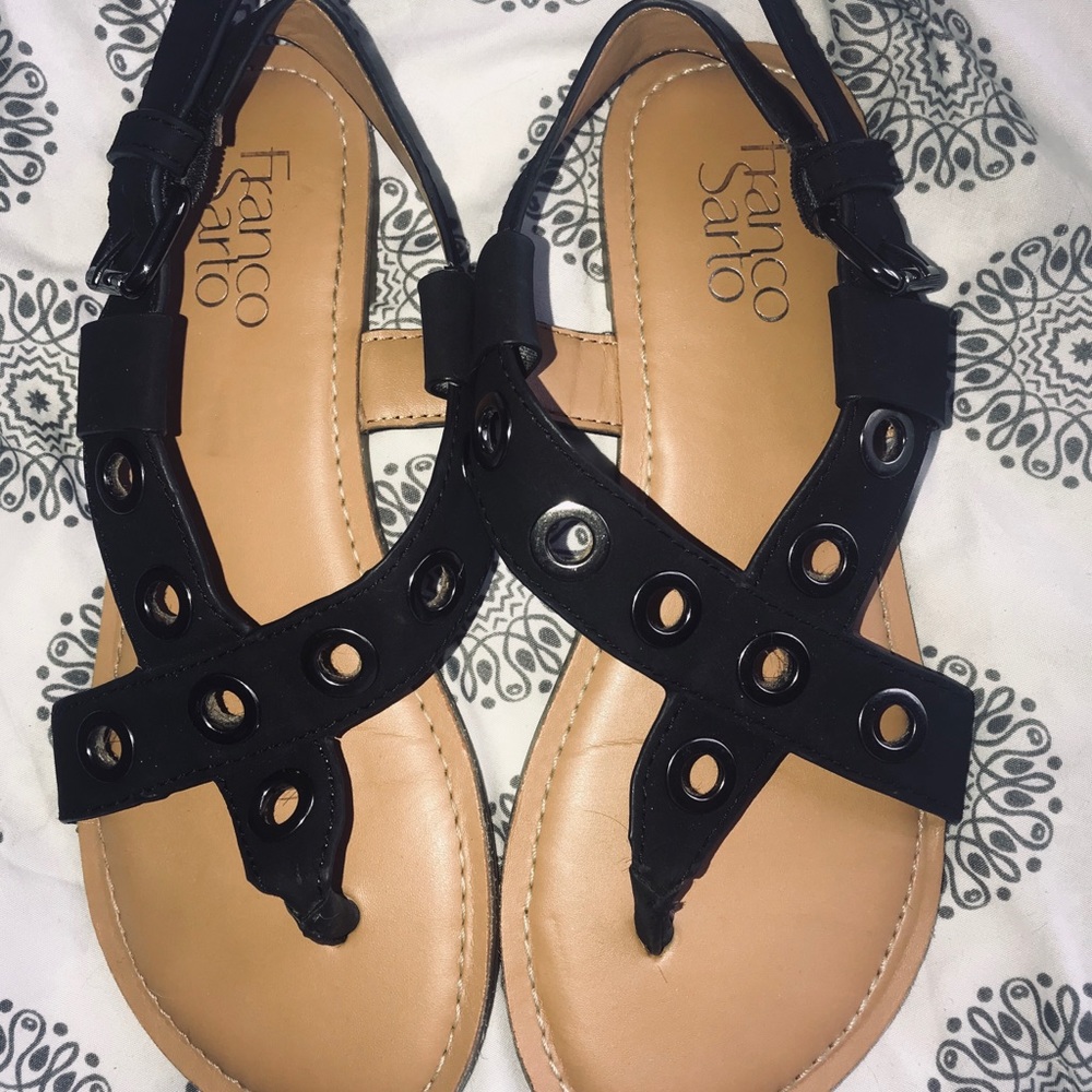 🌚 STRAPPY SANDALS